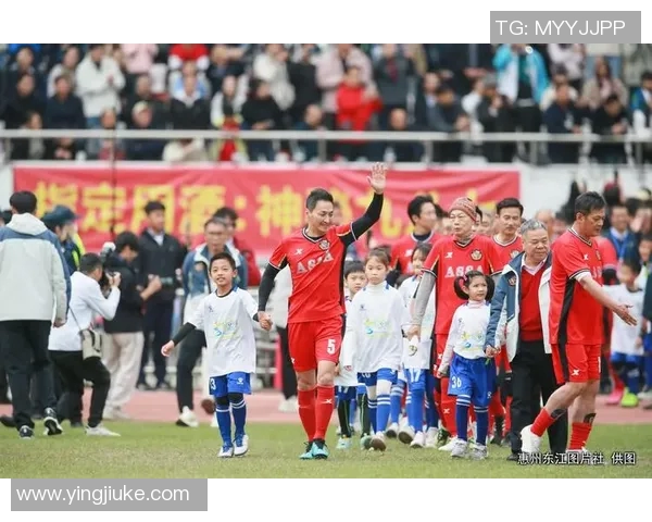 足球明星亲临球场助阵球迷梦想实现的精彩时刻