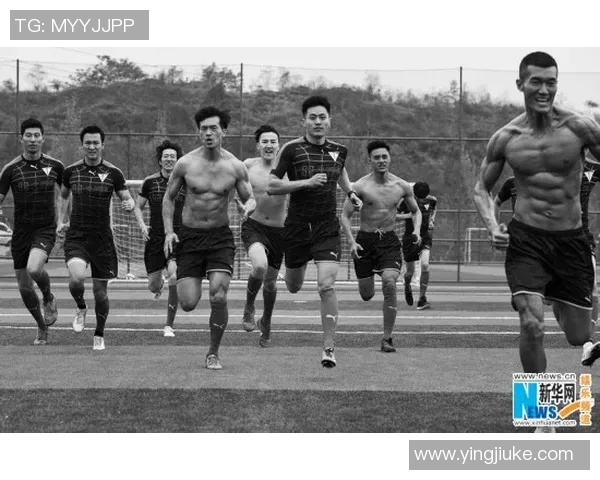 足球明星的运动穿搭风格解析与时尚潮流的完美结合 足球明星的运动穿搭风格解析与时尚潮流的完美结合